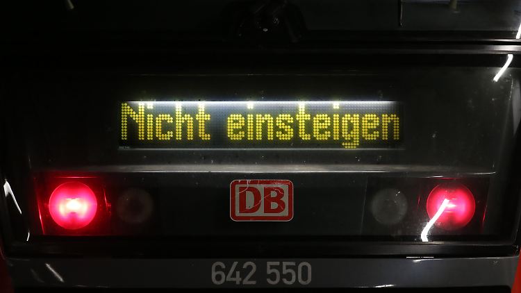 Klare Ansage: Stillgelegter Zug der Deutschen Bahn.