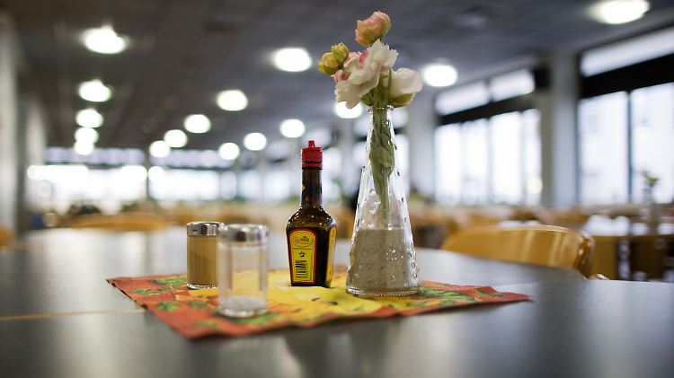 Middelhoff erscheint zu Gerichtsterminen in einer Limousine mit Fahrer. Das Mittagessen nimmt er aber in der Kantine des Essener Landgerichts ein.