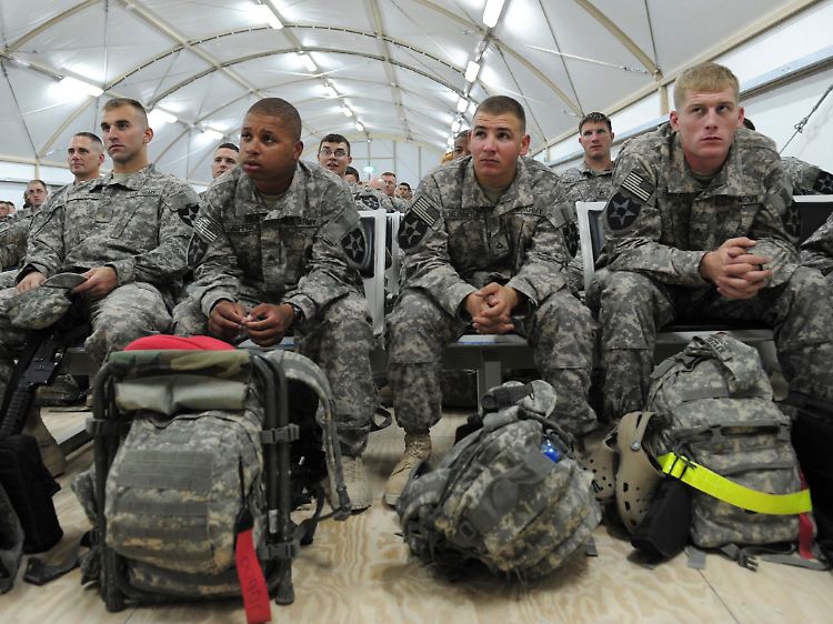 Auf dem Weg nach Hause: US-Soldaten vor ihrem Abflug aus dem Irak. 50.000 Mann bleiben vorerst noch.