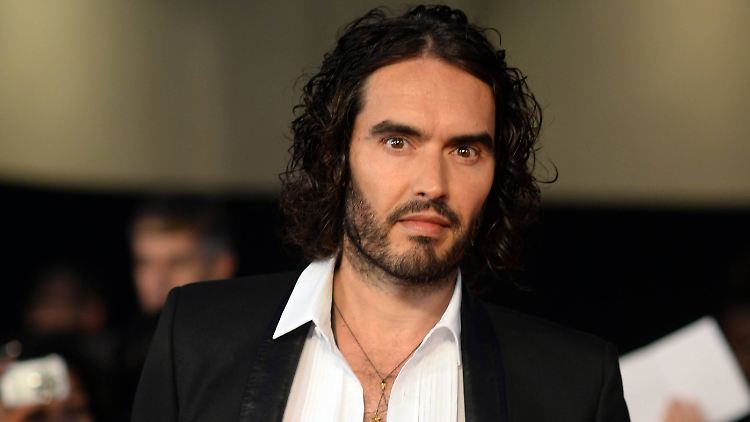 Bei einer anti-kapitalistischen Demonstration macht sich Russell Brand gegen Rechtsverletzung und Überwachung stark. 