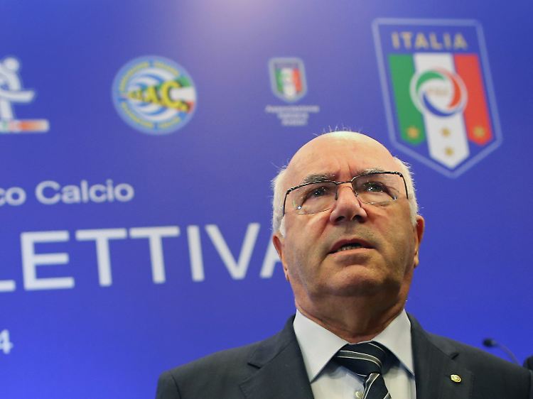Italiens Verbandspräsident Tavecchio wurde von Uefa und Fifa wegen rassistischer Aussagen gesperrt.