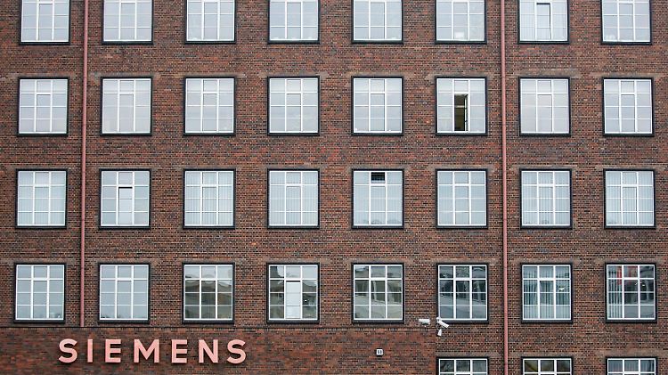 2014-11-06T100421Z_1109011241_GM1EAB61E4K01_RTRMADP_3_SIEMENS-RESULTS.JPG897209718659038738.jpg