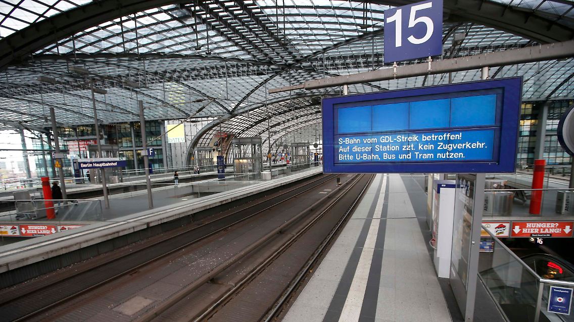 2014-11-06T113020Z_310936178_LR1EAB60VY9P0_RTRMADP_3_GERMANY-RAILWAYS-STRIKE.JPG1478391850062337415.jpg