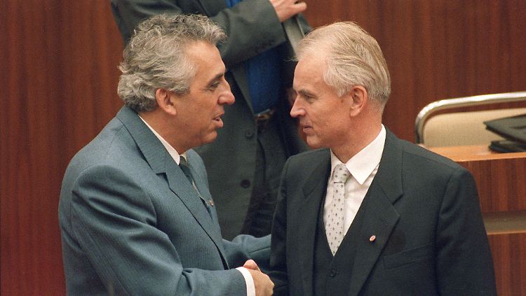 Egon Krenz (links) durfte Hans Modrow nicht in die Regierungsgeschäfte reinreden.