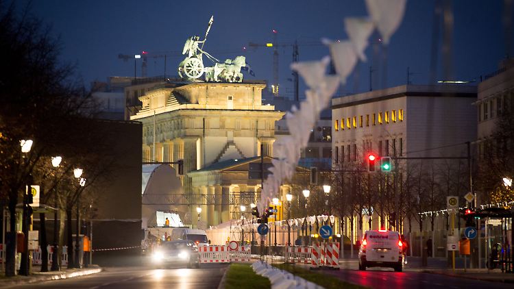 Ballonstelen entlang des ehemaligen Verlaufs der Mauer vor dem Brandenburger Tor in Berlin. Die Laternen sind Teil des Projekts "Lichtgrenze 2014".