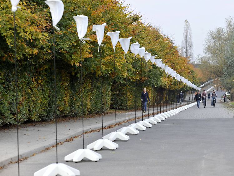 Aufbau der Installation entlang des ehemaligen Mauerverlaufs im Berliner Mauerpark.
