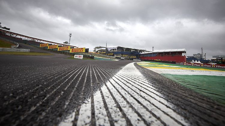 Der neue Asphalt von Interlagos - mit Regenabflussrillen.