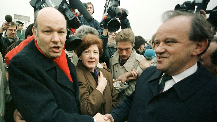 Die Dynamik war nicht aufzuhalten: Walter Momper (l.) und der Ostberliner Oberbürgermeister Erhard Krack treffen sich am 12. November 1989 am Potsdamer Platz.