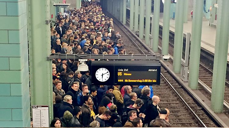 Dass GDL und Bahn nun über den Schlichtungsvorschlag feilschen, bringt den Bahnreisenden erstmal nichts. Am Alexanderplatz in Berlin drängen sich Hunderte Reisende auf U-Bahnsteigen, weil kaum S-Bahnen fahren. 