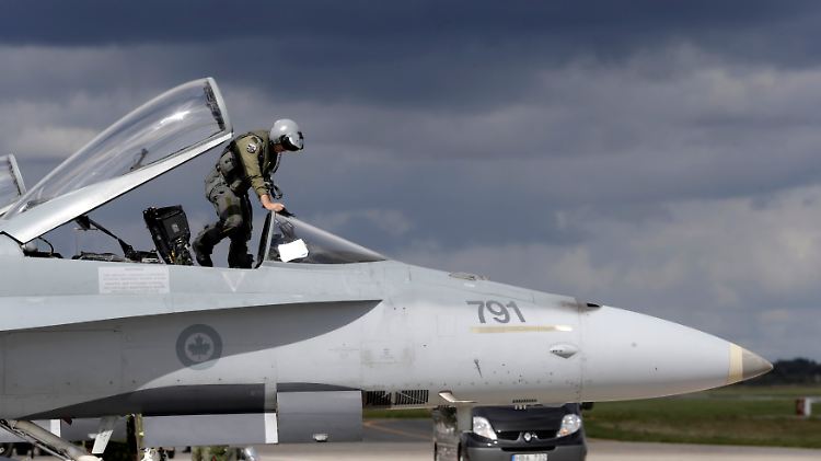 Verstärkte Luftraumüberwachung an den Außengrenzen - und bald auch Manöver am Boden? Ein kanadischer F-18-Pilot in der Nato-Basis bei Siauliai in Lithauen (Archivbild).