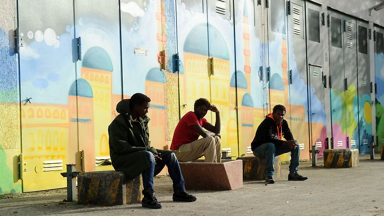 Warten auf eine Entscheidung: Das müssen Flüchtlinge, die nach Deutschland kommen, zunächst einmal - oft sehr lange.