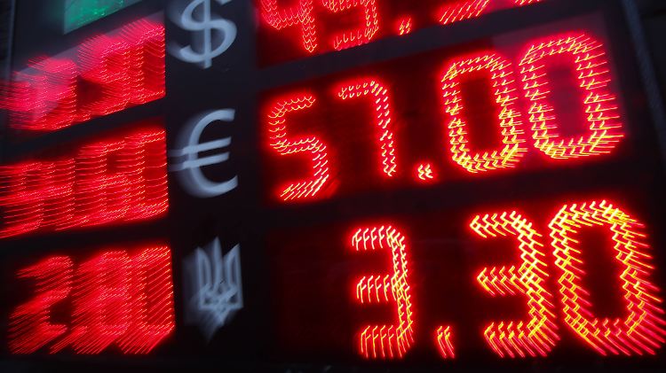 Der russische Rubel wertet zu Dollar und Euro kräftig ab.