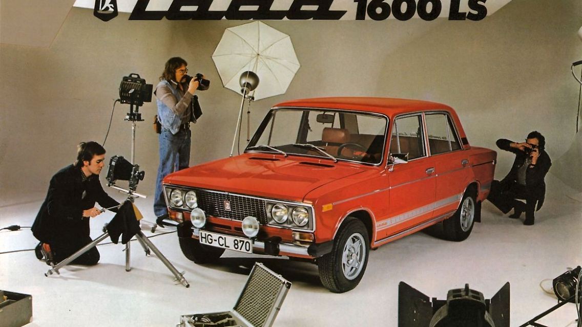 Das hochwertigste Fahrzeug kam 1976 auf den Markt und auch nach Ostdeutschland: der Lada 1600 LS. Seine primäre Produktion galt dem Export. Als Motor fungierte ein 1568-Kubikzentimeter-Benzinmotor mit 78 PS. In den späten 1980er Jahren ersetzten die Holzverkleidung und die Ledersitze Kunststoff und Kunstleder und der 2106 war mittlerweile das Einstiegsmodell von Lada.