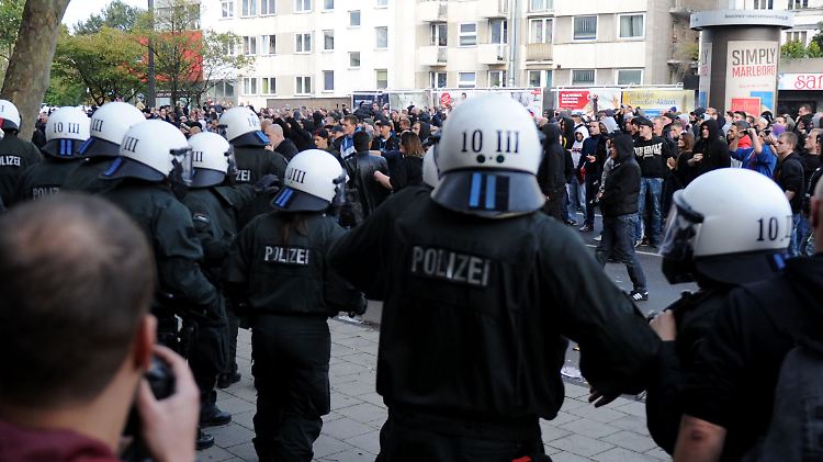 Die Situation bei der Hogesa-Demo in Köln eskalierte. Ähnliches wird bei geplanten weiteren Aktionen befürchtet.