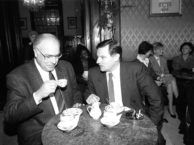 Miklos Nemeth und Helmut Kohl bei einem Treffen im Dezember 1989 in Budapest.