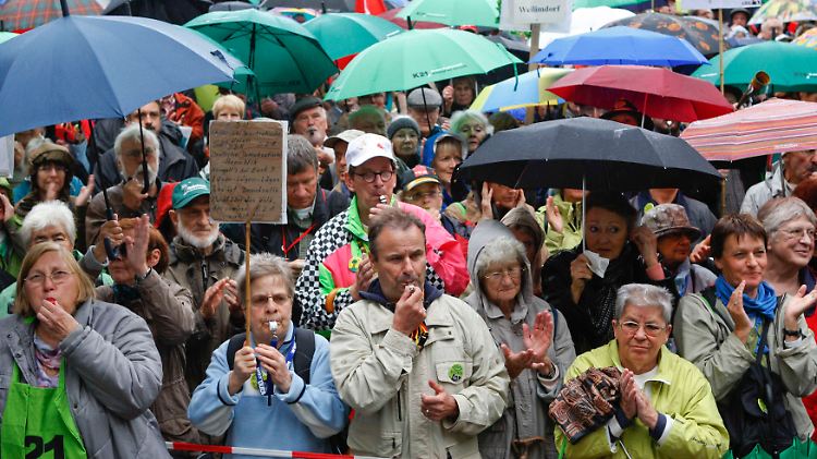 Protest quer durch die Bevölkerung: Täglich treffen sich die Demonstranten vor dem Stuttgarter Hauptbahnhof.