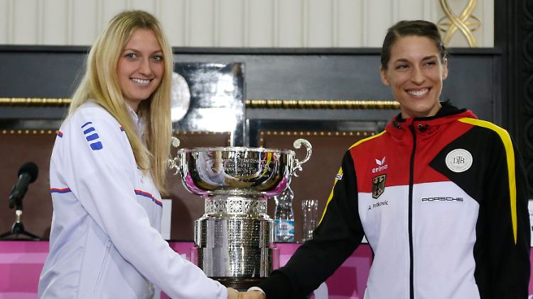 Petra Kvitova und Andrea Petkovic vor dem Pokal der Begierde.