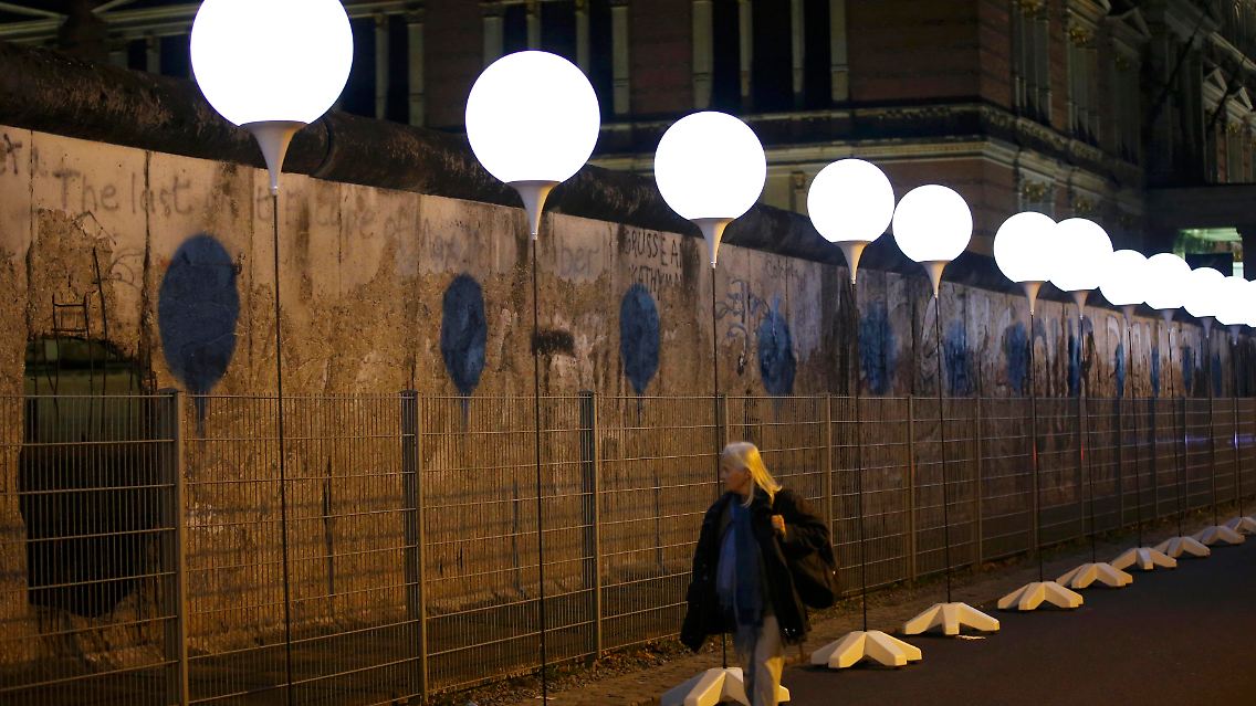 Die Ballons auf ihren Ständern ragen drei Meter in die Höhe. So hoch war auch einst die Berliner Mauer, die Ost- und West-Berlin auf einer Länge von rund 15 Kilometern trennte.