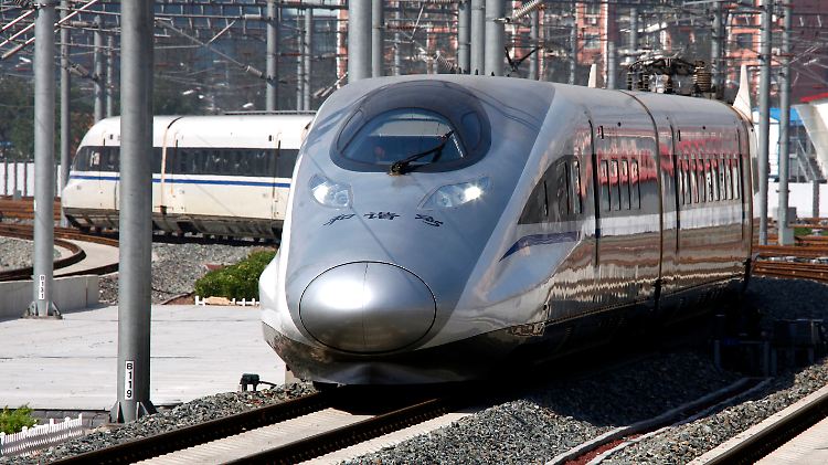 Ein chinesischer Hochgeschwindigkeitszug fährt in den Bahnhof Peking ein. China Railway Construction hatte die Ausschreibung bereits für sich entschieden.