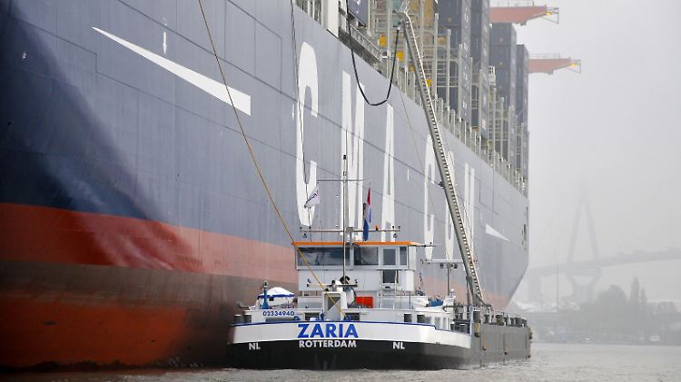 Treibstoff für die Containerriesen: Ein OW-Tankschiff bei der sogenannten "Bebunkerung".
