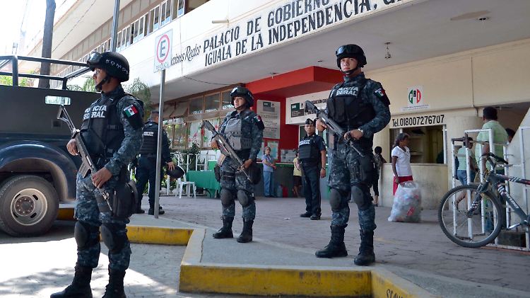 Schwer bewaffnete Bundespolizei in Iguala: Den örtlichen Sicherheitskräften ist nicht zu trauen.