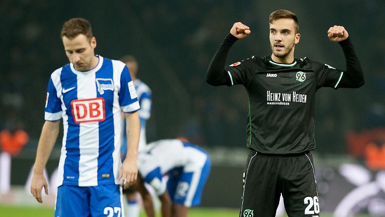 11. Spieltag der Bundesliga: Herthas Roy Beerens (l.) kann seine Enttäuschung nicht verbergen, Kenan Karaman von Hannover 96 freut sich über das 2:0.