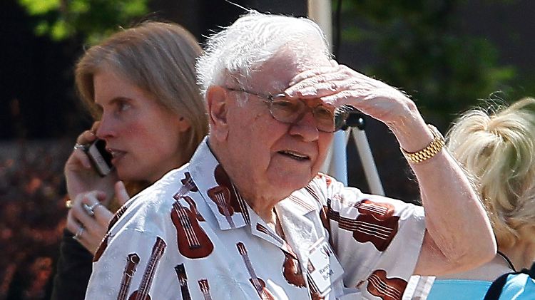 Als einer der reichsten Männer der Welt kann man sich Ausrutscher bei Hemden und Anlageentscheidungen leisten: Warren Buffett im Juli auf einer Medienkonferenz in Idaho.