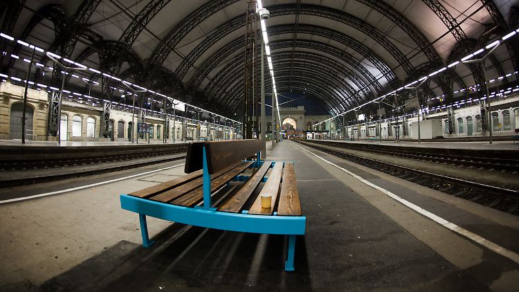 Gespenstische Stille: Der Dresdner Hauptbahnhof ist beinahe menschenleer.