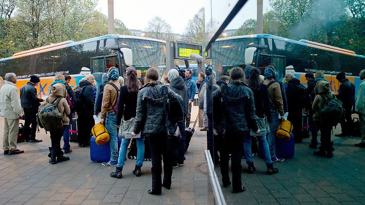Alle Plätze voll: Fernbus am Hamburger ZOB.