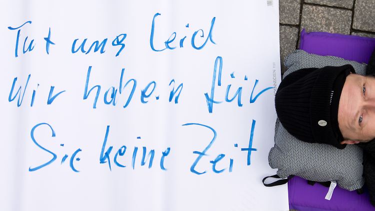 Personalmangel, Zeitdruck, hohe Arbeitsbelastung und Überstunden sieht der Sozialverband VdK als Ursachen für den Pflegenotstand.