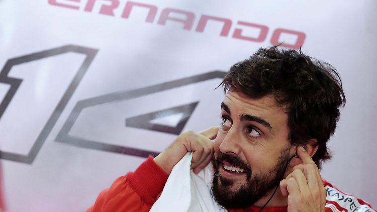 Ex-Weltmeister Fernando Alonso glänzt derzeit nicht auf der Strecke, sondern mit seinem Wechseltheater abseits davon.