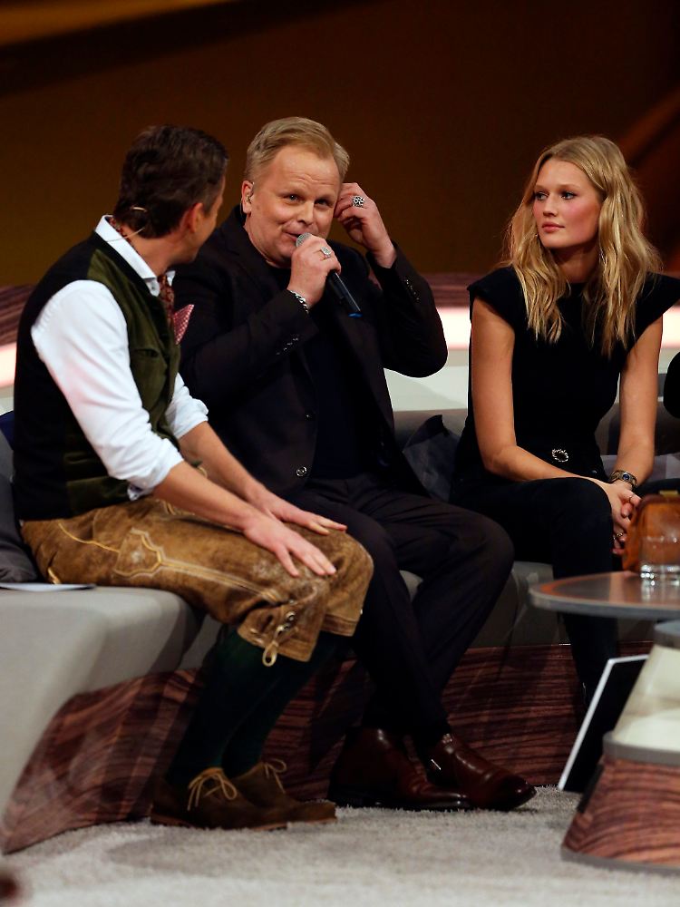 Herbert Grönemeyer (M.) war auch mal wieder da: Der Sänger im Gespräch mit Lanz. Das Modell Toni Garrn schaut zu.