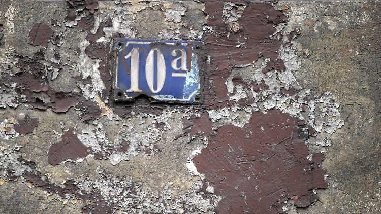 Putz blättert in Duisburg von einer Fassade ab.