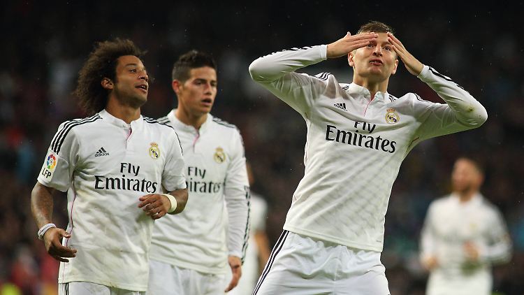 Küsschen für die Gattin: Toni Kroos bejubelt sein erstes Ligator für Real.