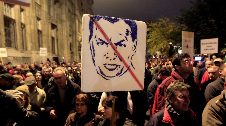 Das ist das Gesicht des Mannes, das zumindest in der Hauptstadt Tausende nicht mehr im Amt sehen wollen: Viktor Orban hat ganz eigene Auffassung von Pressefreiheit und Demokratie.