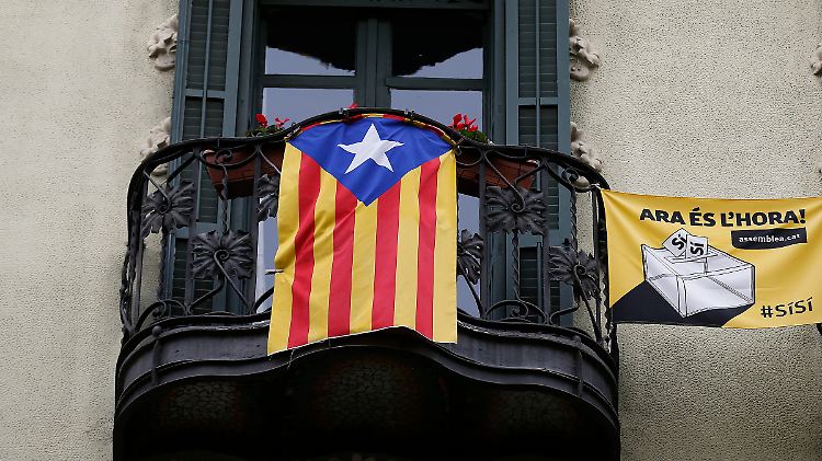 Die Farben Kataloniens am Balkon: Die informelle Befragung gilt als Stimmungstest für den Rückhalt der Unabhängigkeitsbewegung.