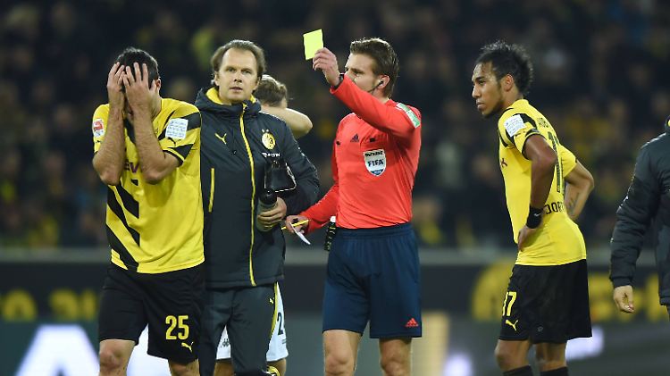 Gelb kassiert, Wadenbein gebrochen: Sokratis zahlt für sein hartes Foul.