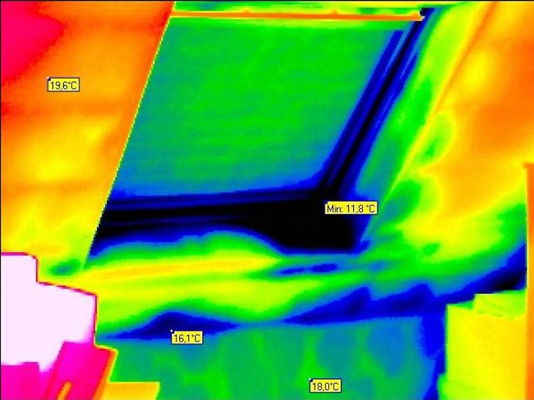 Die Thermographie-Aufnahme einer Dachschräge von innen zeigt, wo Wärme verloren geht - rund um das Fenster entlarvt sie Energielecks als blaue bis schwarze Zonen.
