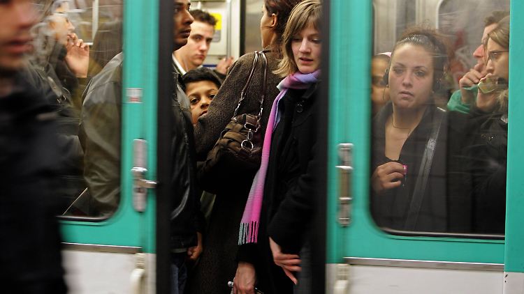In überfüllten Waggons kommt man anderen Menschen näher als einem lieb ist. Was bedeutet das für die Ebola-Ansteckungsgefahr?