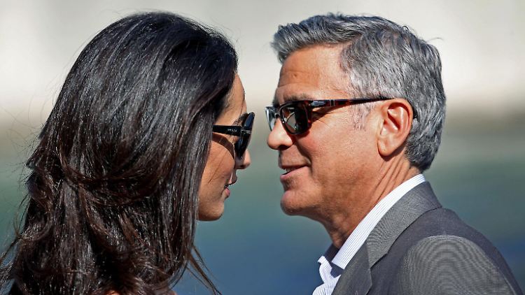 Alamuddin und Clooney haben in Venedig geheiratet - zusammen mit Freunden und vielen Paparazzi.