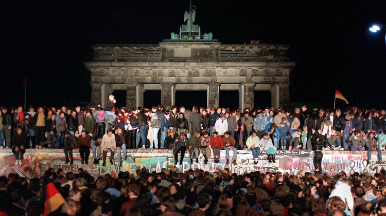 Am 10. November 1989 entstand dieses Bild von Demonstranten auf der Berliner Mauer.
