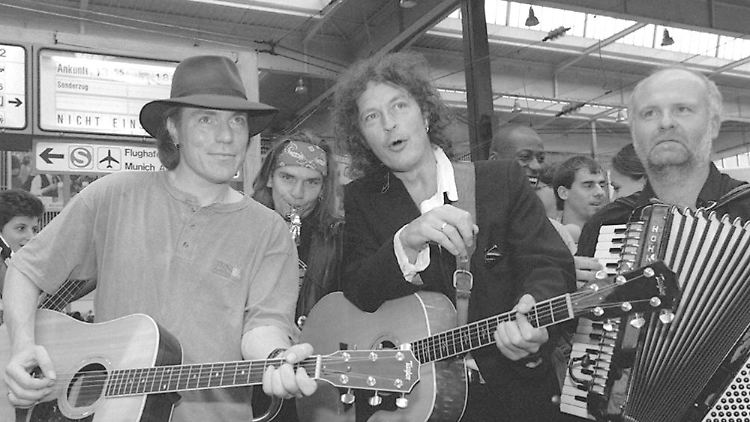 Niedecken 1996 mit den BAP-Mitstreitern Klaus Heuser (l.), dahinter Jens Streifling und Axel Büchel (r.).