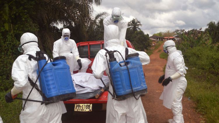 Gäbe es einen Impfstoff, würden solche Bilder immer seltener: Helfer in Schutzkleidung bergen die Leiche einer Frau, die an Ebola starb. 