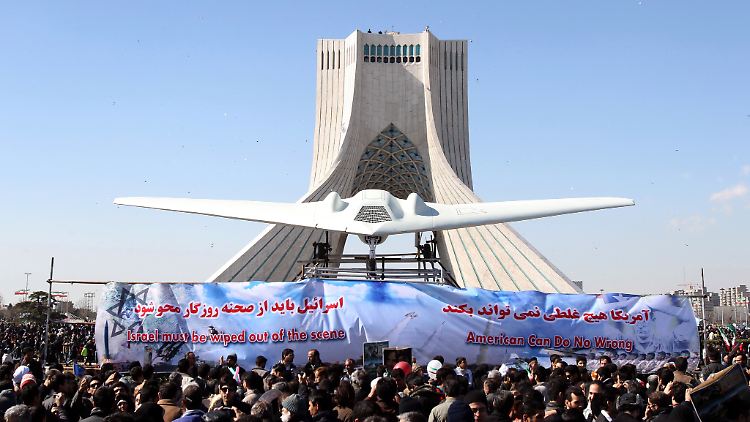 Im Februar 2012 hatte der Iran die erbeutete Stealth-Drohne sehr zum Ärger der USA öffentlich präsentiert und Washington mit Häme überschüttet.