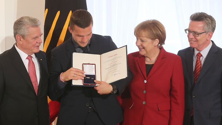 Lukas Podolski im Zentrum der Macht.