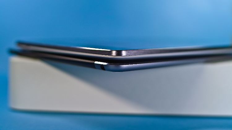 Mit 153,68 x 228,25 x 7,95 Millimeter ist das Nexus 9 etwas kleiner, aber dicker als das iPad Air 2.
