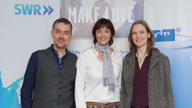 Paartherapeutin Ann-Marlene Henning (m) mit dem Protagonisten-Paar Silke (r) und Andreas.