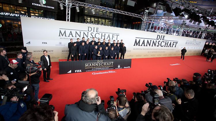 Fußballhelden wir ihr: Die Weltmeisterschaft-Mannschaft auf dem Roten Teppich in Berlin.