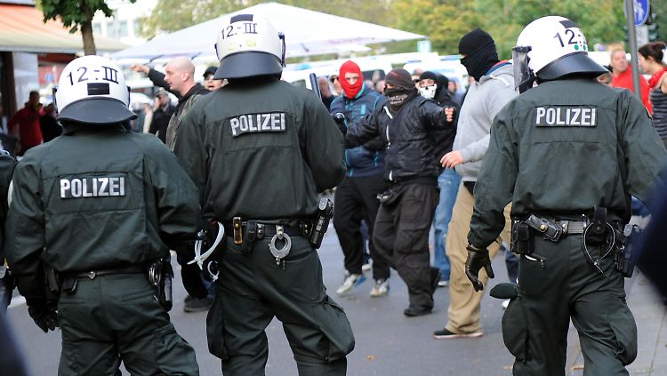 Situationen wie beim Hooligan-Aufmarsch in Köln will sich die Hannoveraner Polizei lieber ersparen.