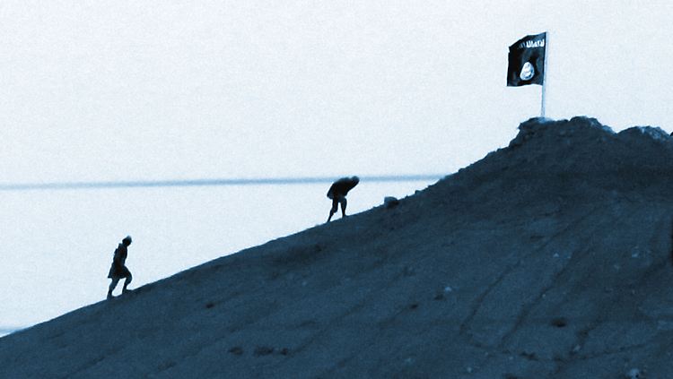 Kämpfer des IS hissen ihre Flagge in Gebieten, die sie erobert haben.